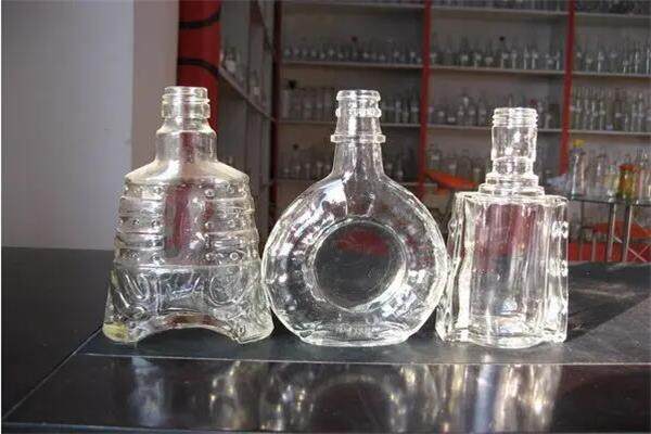 玻璃瓶廠家教你正確的開啟酒瓶方法（fǎ） 